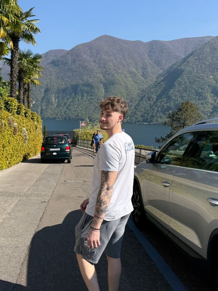 Lorenzo Pregnolato sul lago di Lugano, in Ticino
